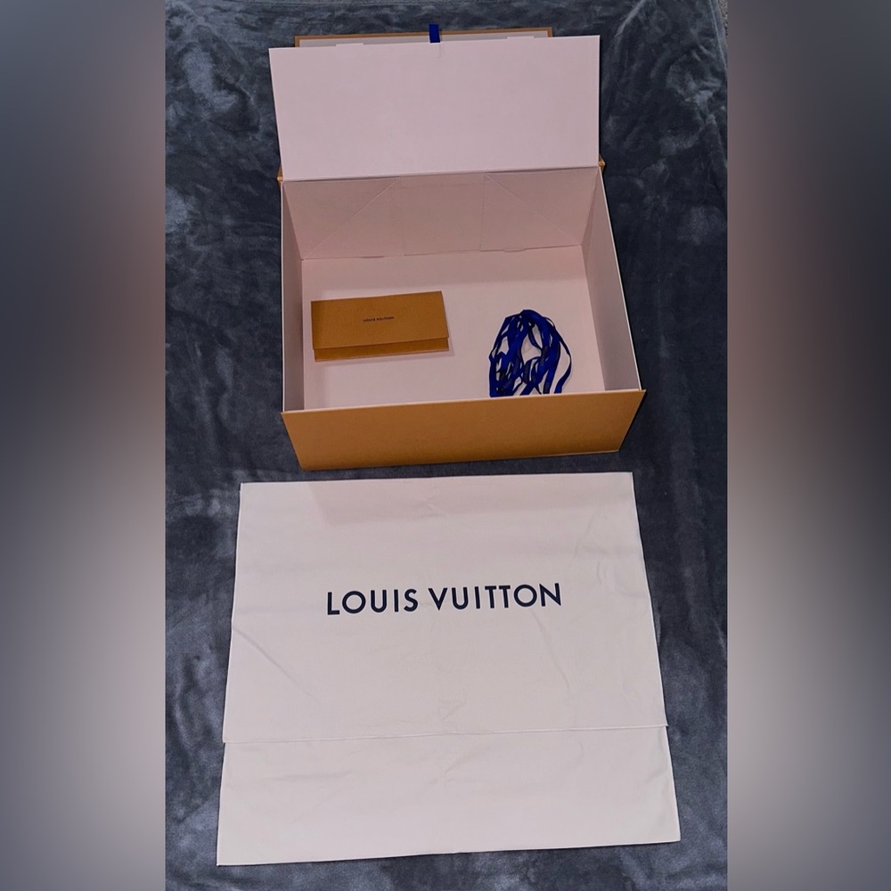 Louis Vuitton large bag box with duster, ribbon.
